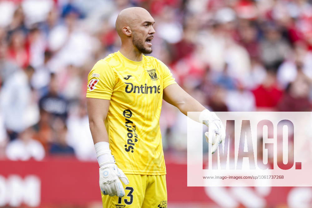 Sevilla FC v CD Leganes - La Liga EA Sports Marko Dmitrovic of CD Leganes gives instructions during the La Liga EA Sports match between Sevilla FC and CD Leganes at Sanchez Pizjuan in Seville, Spain, on May 4, 2025. Seville Spain