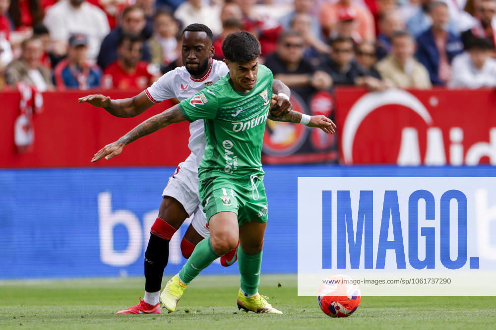 Sevilla FC v CD Leganes - La Liga EA Sports Juan Cruz of CD Leganes competes for the ball with Dodi Lukebakio of Sevilla FC during the La Liga EA Sports match between Sevilla FC and CD Leganes at Sanchez Pizjuan in Seville, Spain, on May 4, 2025. Seville Spain