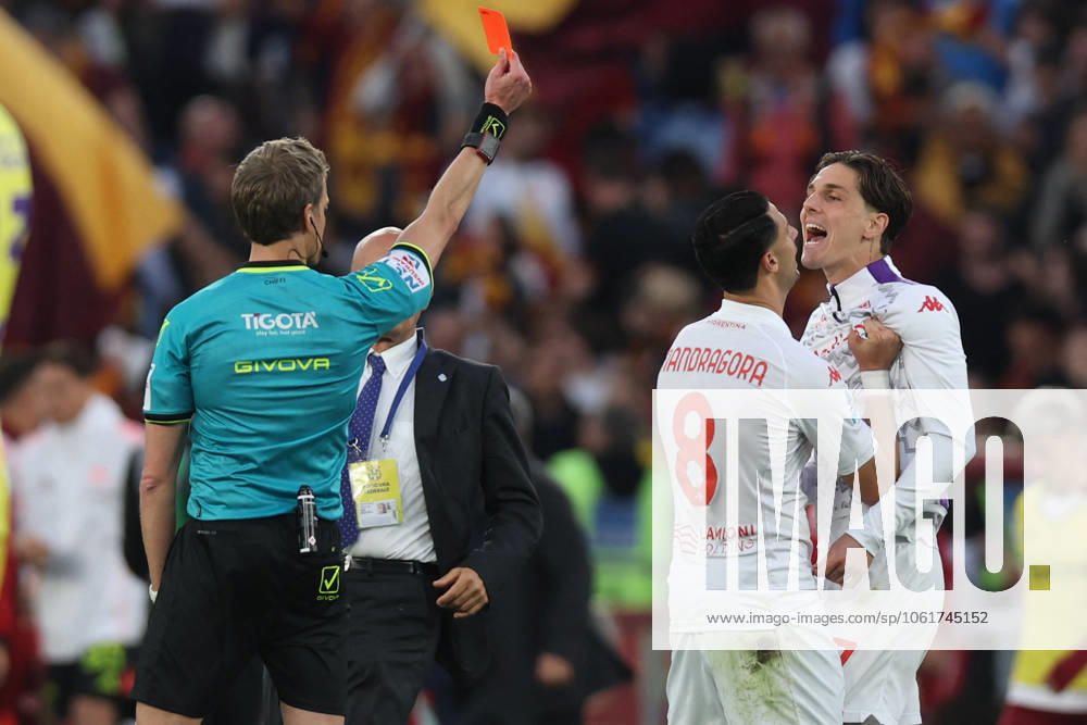 CALCIO - Serie A - AS Roma vs ACF Fiorentina Rome, Italy 04.05.2025 : referee Daniele Chiffi shows red card for Nicolo Zaniolo of Fiorentina at end of the Italian football championship Serie A Enilive 2024-2025 match AS Roma vs ACF Fiorentina at Stadio Olimpico in Rome. Rome Italy