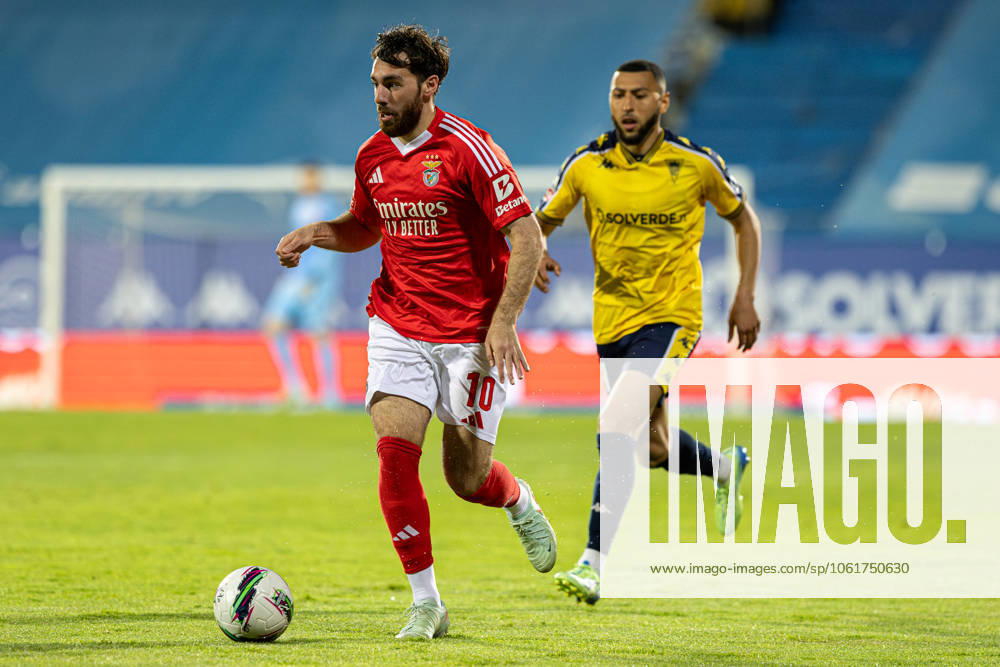 Estoril Praia SAD Vs SL Benfica in Cascais, Portugal - 03 May 2025 Orkun Kokcu of SL Benfica and Yanis Begraoui of Estoril Praia SAD seen in action during the Liga Portugal Betclic match between Estoril Praia SAD and SL Benfica at Estadio Antonio Coimbra da Mota. (Final score: Estoril Praia SAD 1 - 2 SL Benfica). Cascais Portugal