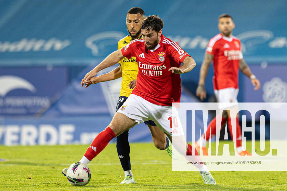 Estoril Praia SAD Vs SL Benfica in Cascais, Portugal - 03 May 2025 Orkun Kokcu of SL Benfica and Yanis Begraoui of Estoril Praia SAD seen in action during the Liga Portugal Betclic match between Estoril Praia SAD and SL Benfica at Estadio Antonio Coimbra da Mota. (Final score: Estoril Praia SAD 1 - 2 SL Benfica). Cascais Portugal