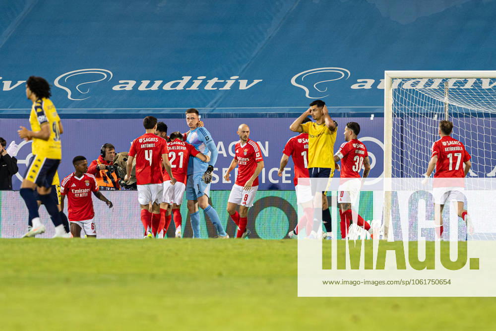 Estoril Praia SAD Vs SL Benfica in Cascais, Portugal - 03 May 2025 Anatoliy Trubin of SL Benfica celebrates with his team during the Liga Portugal Betclic match between Estoril Praia SAD and SL Benfica at Estadio Antonio Coimbra da Mota. (Final score: Estoril Praia SAD 1 - 2 SL Benfica). Cascais Portugal