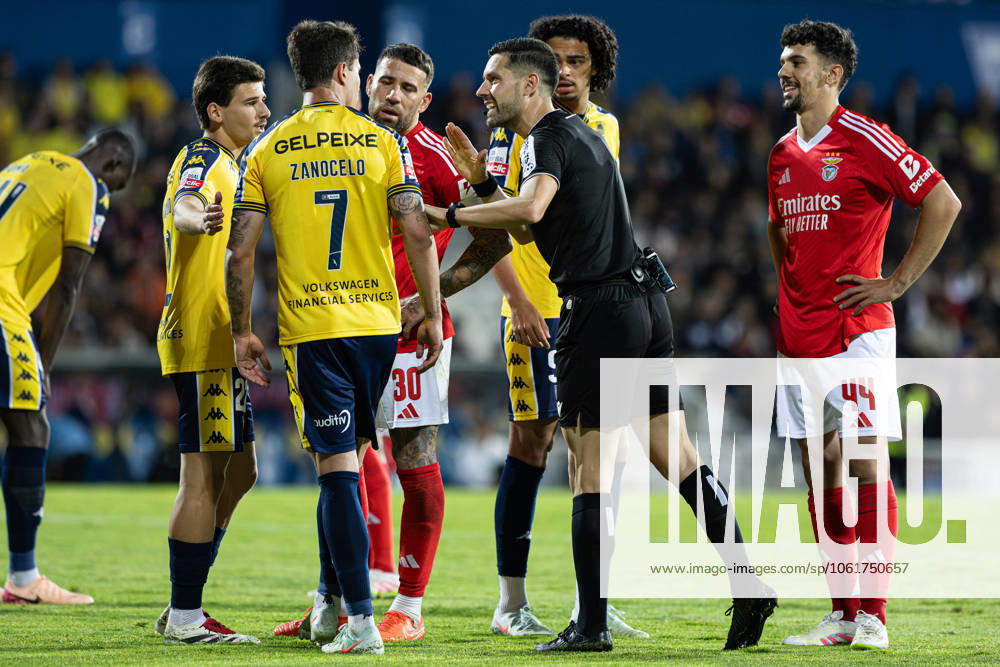 Estoril Praia SAD Vs SL Benfica in Cascais, Portugal - 03 May 2025 Referee Joao Goncalves speaks to players from both teams during the Liga Portugal Betclic match between Estoril Praia SAD and SL Benfica at Estadio Antonio Coimbra da Mota. (Final score: Estoril Praia SAD 1 - 2 SL Benfica). Cascais Portugal