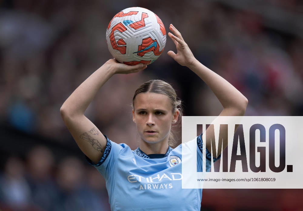 Manchester United, ManU FC v Manchester City FC - Barclays Women s Super League MANCHESTER, ENGLAND - MAY 04: Kerstin Casparij of Manchester City takes a throw in during the Barclays Women s Super League match between Manchester United and Manchester City at Old Trafford on May 04, 2025 in Manchester, England. (Photo Visionhaus ) Kerstin Casparij Manchester Old Trafford England United Kingdom