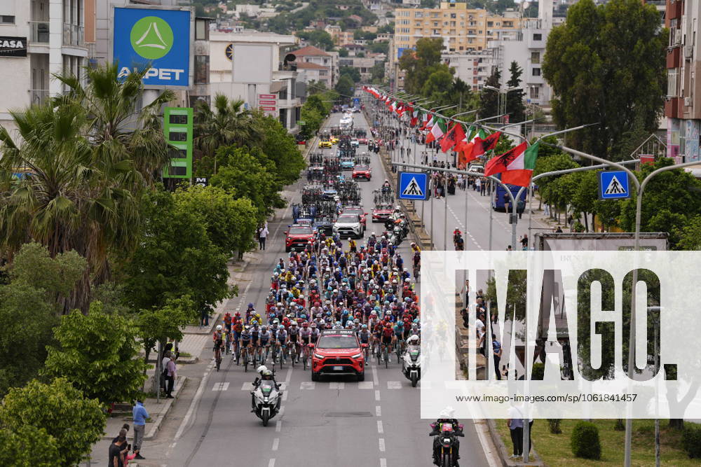 Radsport, Giro d Italia, 1. Etappe The pack rides cycles through the during the stage 1 of the Giro dItalia from Durazzo (Durres) to Tirana (Tirane), Albania- Friday, May 9, 2025. - cycling