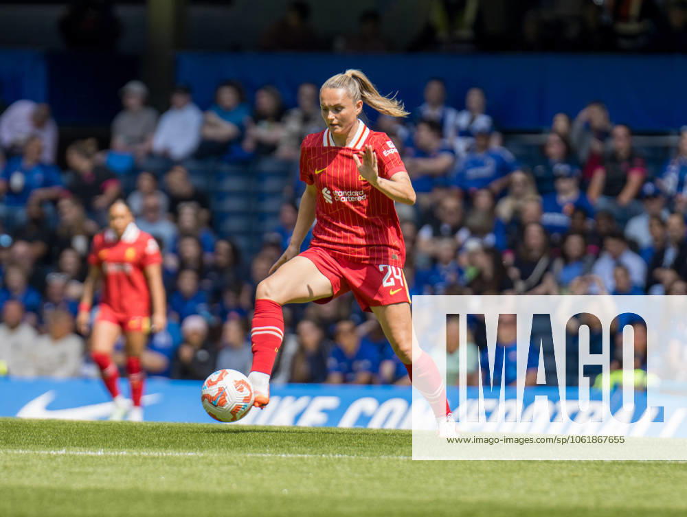 Stamford Bridge, London, England, 10th May 2025: Samantha Kerr (24 Liverpool) holds up the ball during the match between Chelsea and Liverpool in the Barclays Womens Super League at Stamford Bridge, London, England on Saturday 10th May 2025. (Claire Jeffrey SPP)