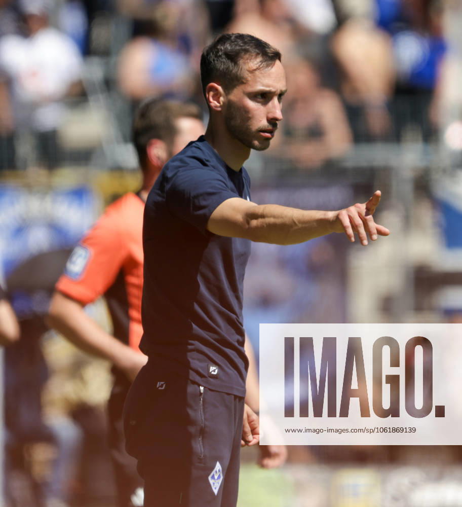 Soccer 3 Liga, SV Waldhof Mannheim Dynamo Dresden v l Dominik Glawogger SV Waldhof Mannheim, Coach conducting on the sidelines