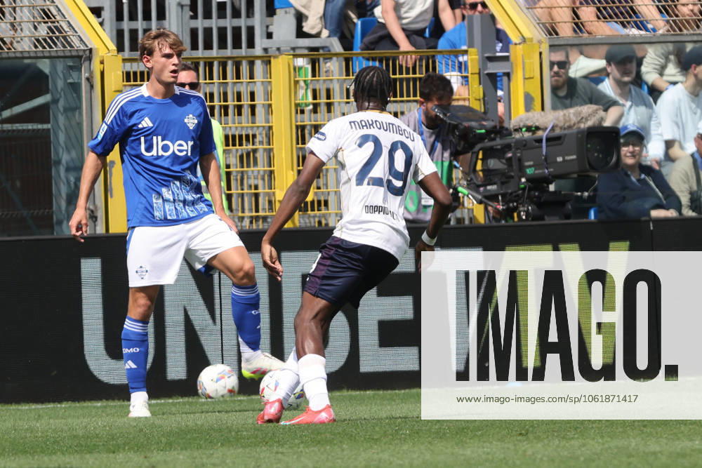 ComoÕs Como 1907 s Nico Paz in action during the Serie A Enilive 2024 2025 soccer match between Como and Cagliari at the Giuseppe Sinigaglia stadium in Como, north Italy - Saturday May 10 2025 - Soccer.