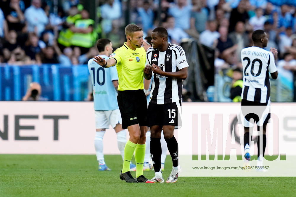 SS Lazio v Juventus FC - Serie A Enilive Pierre Kalulu of Juventus FC protests with the referee Davide Massa receiving a red card during the Serie A Enilive match between SS Lazio and Juventus FC at Stadio Olimpico on May 10, 2025 in Rome, Italy. Rome Stadio Olimpico Lazio Italy