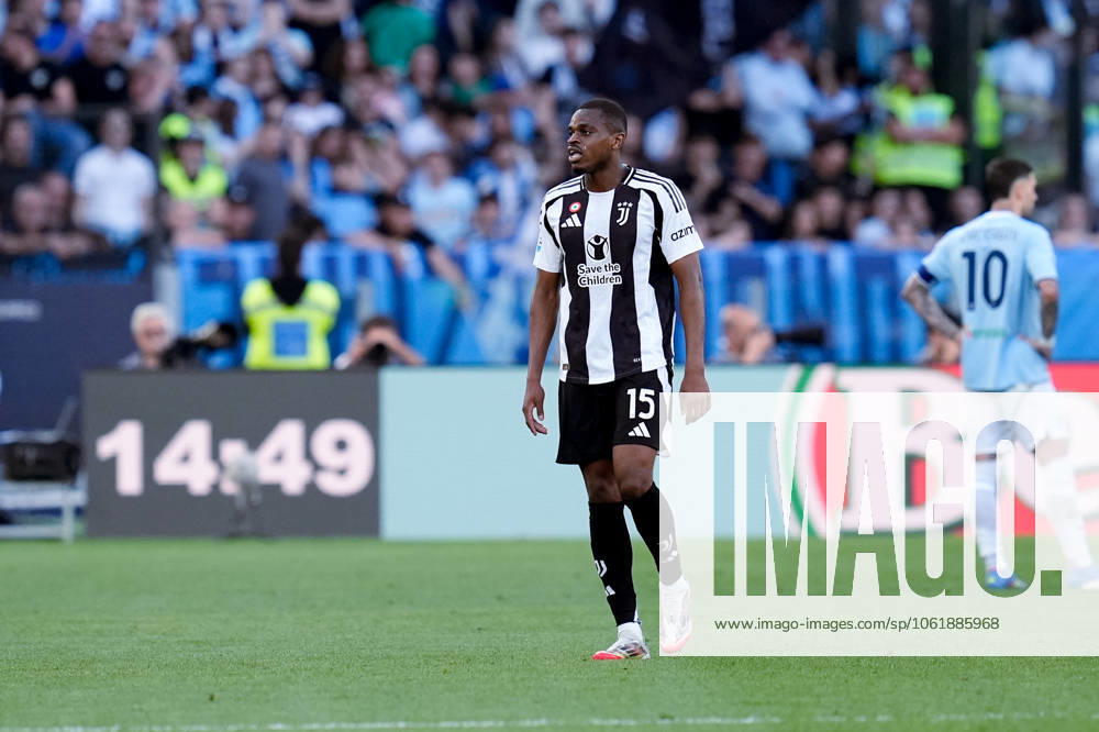 SS Lazio v Juventus FC - Serie A Enilive Pierre Kalulu of Juventus FC leaves the pitch receiving a red card during the Serie A Enilive match between SS Lazio and Juventus FC at Stadio Olimpico on May 10, 2025 in Rome, Italy. Rome Stadio Olimpico Lazio Italy