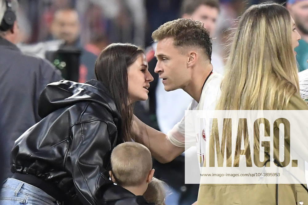 Soccer 1 Bundesliga, FC Bayern Muenchen Borussia Mönchengladbach v l Joshua Kimmich FC Bayern Muenchen kisses his wife Lina Muenchen