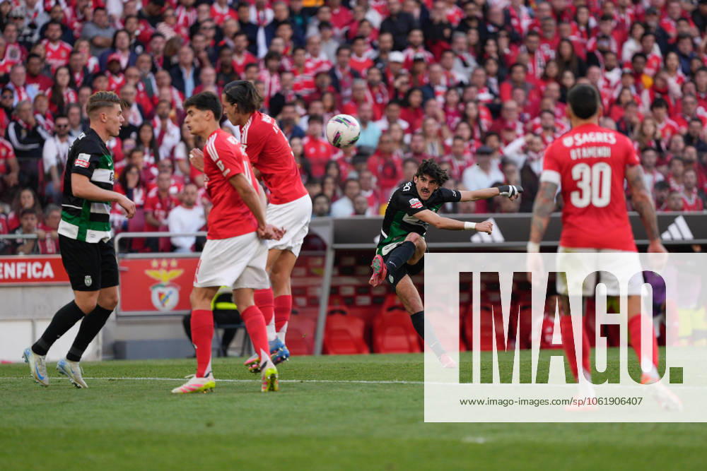 Francisco Trincao of Sporting CP (C) seen in action during the Liga Portugal Betclic football match between SL Benfica and Sporting CP at Estadio da Luz. Final score; SL Benfica 1:1 Sporting CP. Lisbon Portugal - ZUMAs197 20250510_aaa_s197_353