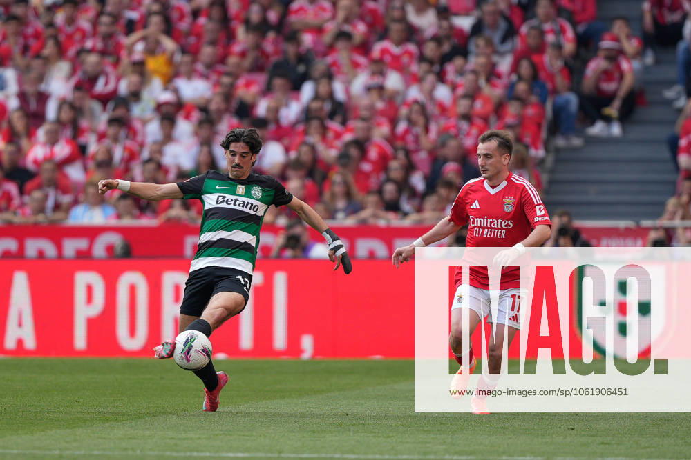 Francisco Trincao of Sporting CP (L) and Kerem Aktuerkoglu of SL Benfica (R) seen in action during the Liga Portugal Betclic football match between SL Benfica and Sporting CP at Estadio da Luz. Final score; SL Benfica 1:1 Sporting CP. Lisbon Portugal - ZUMAs197 20250510_aaa_s197_370