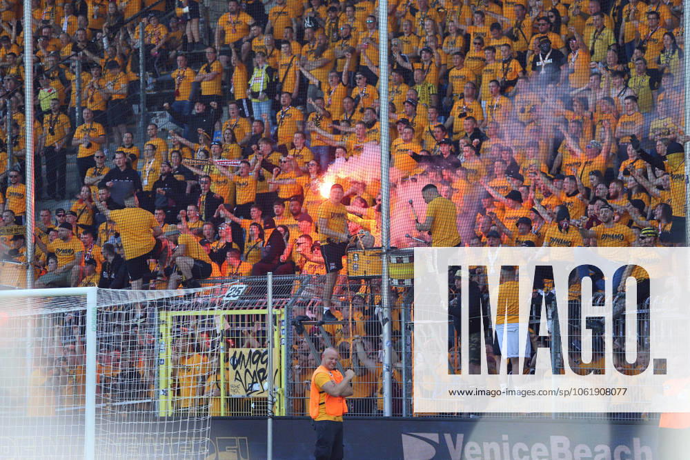 Football 3 League, SV Waldhof Mannheim Dynamo Dresden v l Dynamo Fans ,Atmosphere, Scarves, Shirt, Flag, Banner, Ultras, Spectators, Visitors, Choreo, Choreography, atmosphere, spectators, Visitors, Pyrotechnics Mannheim