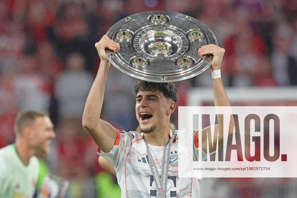 45 Aleksandar Pavlovic, FCB cheers, cheers, championship trophy, trophy, portrait, portrait, football champion, championship title, celebration, title win, championship celebration, end of match, German champion, championship, German soccer championship, football 1 BL FC Bayern Munich Borussia Mönchengladbach 10 05 2025 Allianz Arena PHOTO Mladen Lackovic LakoPress