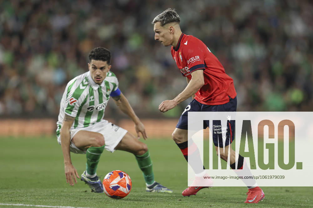 Real Betis-CA Osasuna. La Liga EA Sports match. Date 35 Bryan Zaragoza of CA Osasuna and Marc Bartra of Real Betis during the La Liga EA Sports match between Real Betis v CA Osasuna played at Benito Villamarin Stadium on 11 May 2025 in Barcelona, Spain. kpng