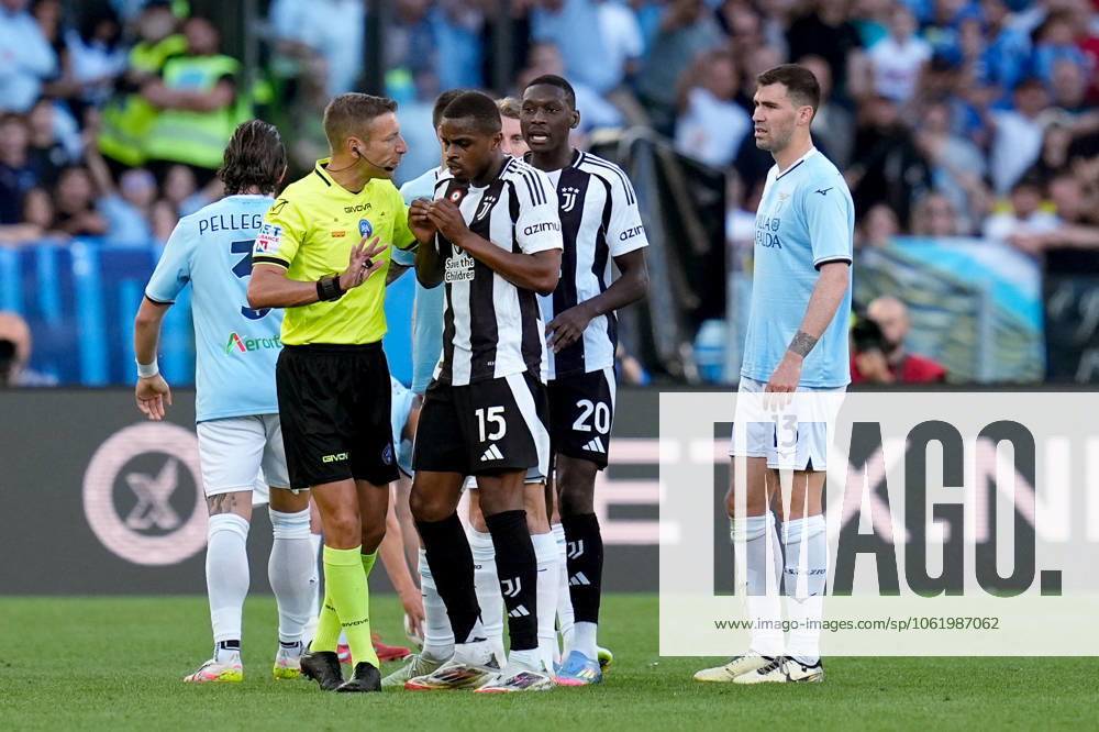 SS Lazio v Juventus FC - Serie A Enilive Pierre Kalulu of Juventus FC leaves the pitch receiving a red card during the Serie A Enilive match between SS Lazio and Juventus FC at Stadio Olimpico on May 10, 2025 in Rome, Italy. Rome Stadio Olimpico Lazio Italy
