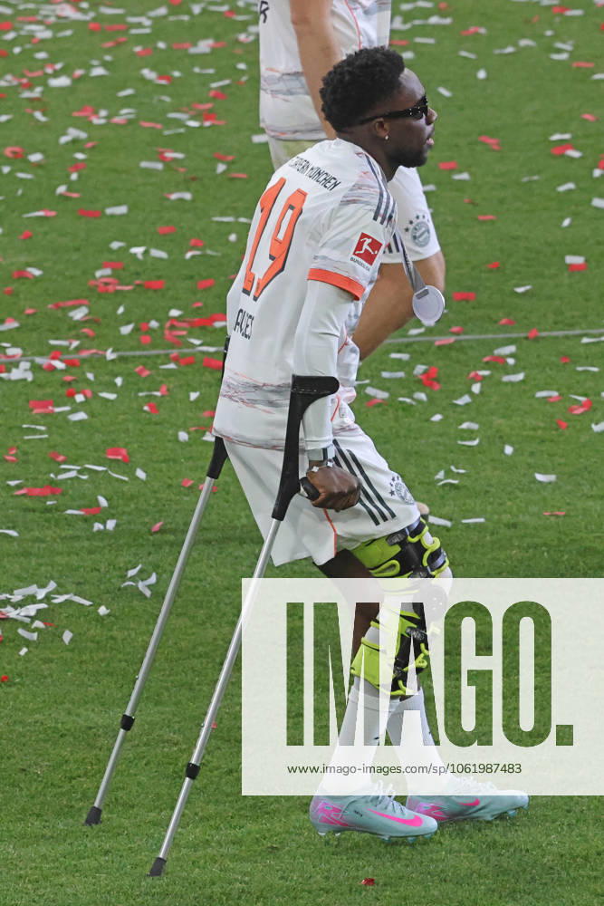 19 Alphonso Davies FCB on crutches, injured, torn cruciate ligament and cartilage damage in right knee, Football 1 BL FC Bayern München Borussia Mönchengladbach 10 05 2025 Allianz Arena PHOTO Mladen Lackovic LakoPress