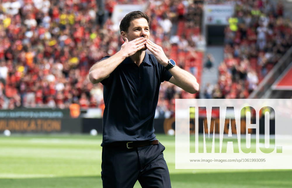 Football, Bundesliga, Germany, Men, Season 2024 2025, Matchday 33, BayArena Leverkusen Bayer Leverkusen Bor Dortmund 2 4 Head coach Xabi Alonso LEV says goodbye to the Bayer fans