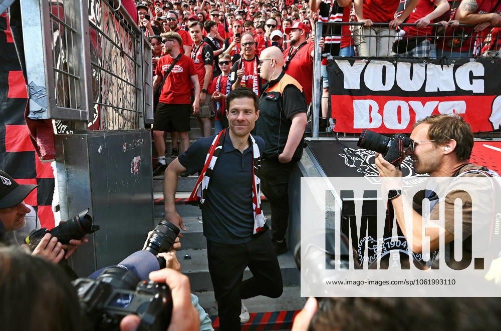 Football, Bundesliga, Germany, Men, Season 2024 2025, Matchday 33, BayArena Leverkusen Bayer Leverkusen Bor Dortmund 2 4 Head coach Xabi Alonso LEV says goodbye to the Bayer fans