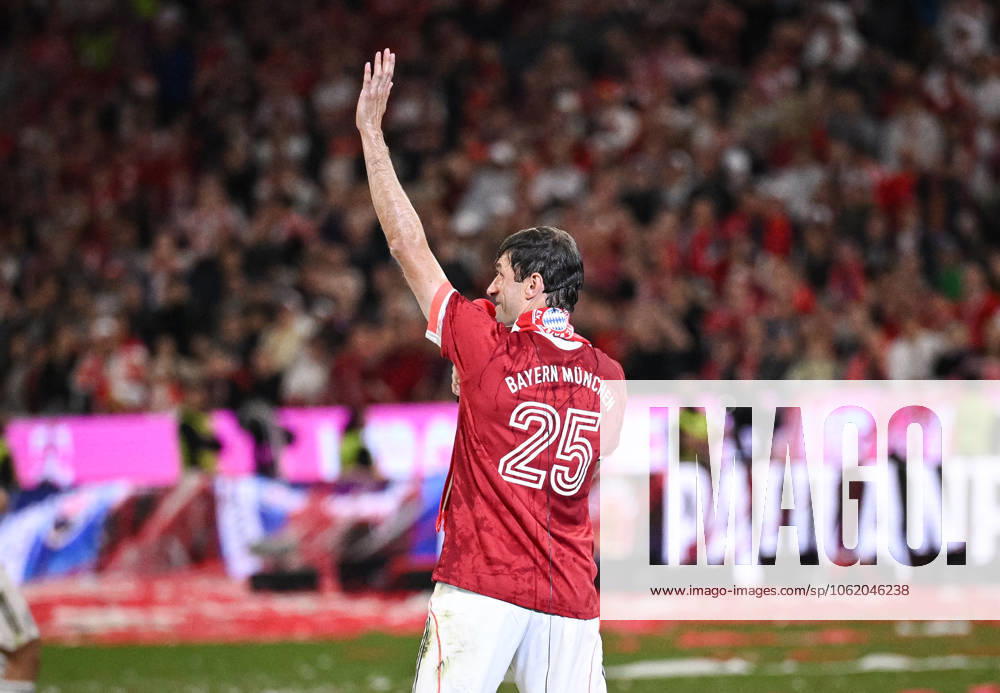 Football 1 Bundesliga Season 2024 2025 33 Matchday FC Bayern Muenchen Borussia Moenchengladbach 10 05 2025 FC Bayern celebrates winning the 34 German Championship Thomas Mueller during his farewell speech to the fans