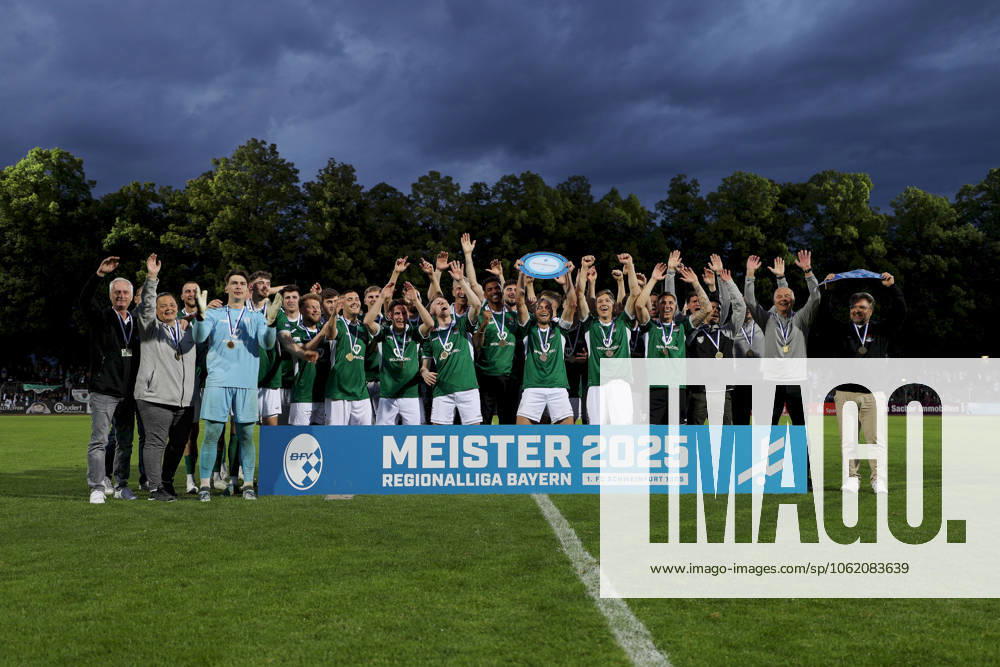 Men, Football, Season 2024 2025, Regionalliga Bayern, Matchday 34 1 FC Schweinfurt 1905 FC Augsburg II 1 FC Schweinfurt 1905 celebrates the title of champion of the Regionalliga Bayern Schweinfurt Sachs Stadion Bayern Germany