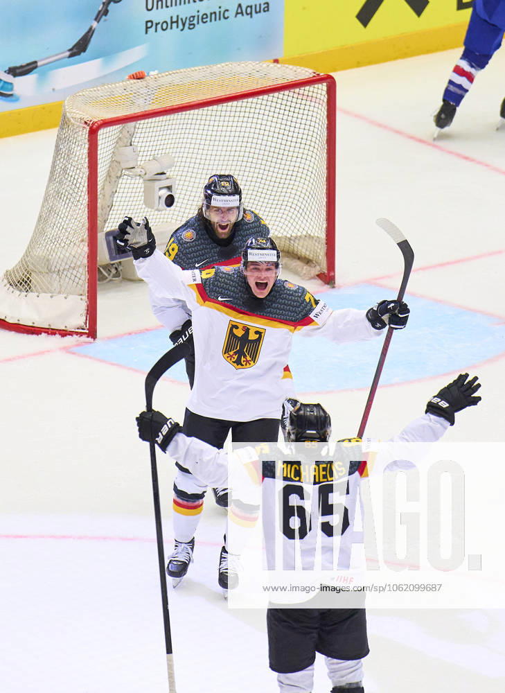 Eishockey, WM, USA - Deutschland Wojciech Stachowiak Nr. 19 of Germany scores, shoots goal , Tor, Treffer, Torschuss, 3-3 and celebrate with Marc Michaelis Nr.65 of Germany Justin Schütz Nr.74 of Germany in the preliminary round match USA - GERMANY of the IIHF Ice hockey, Eishockey World Championship, WM, Weltmeisterschaft Group B in Jyske Bank Boxen Arena in Herning, Denmark, May 17, 2025. Season 2024 2025