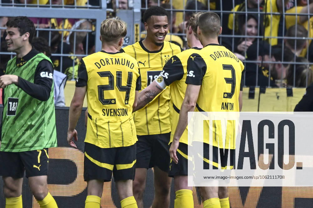Felix Nmecha Dortmund 8 cheers with the team after scoring the 3-0 goal 17 05 2025 Soccer Borussia Dortmund vs Holstein Kiel, Signal Iduna Park, Dortmund, DFB DFL REGULATIONS PROHIBIT ANY USE OF PHOTOGRAPHS AS IMAGE SEQUENCES AND OR QUASI VIDEO