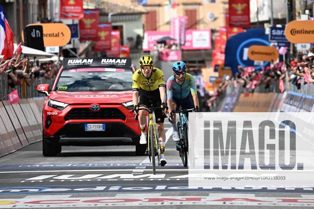 Italian rider Diego Ulissi of Xds Astana Team cross the finish line and take the pink jersey, during the 8th stage of the 108 Giro d Italia 2025, cycling race over 197 km from Giulianova to Castelraimondo, Italy, 17 May 2025. ANSA LUCA ZENNARO. Giro D Italia Cycling Tour - Stage 8 - ZUMAa110 20250517_zaf_a110_095