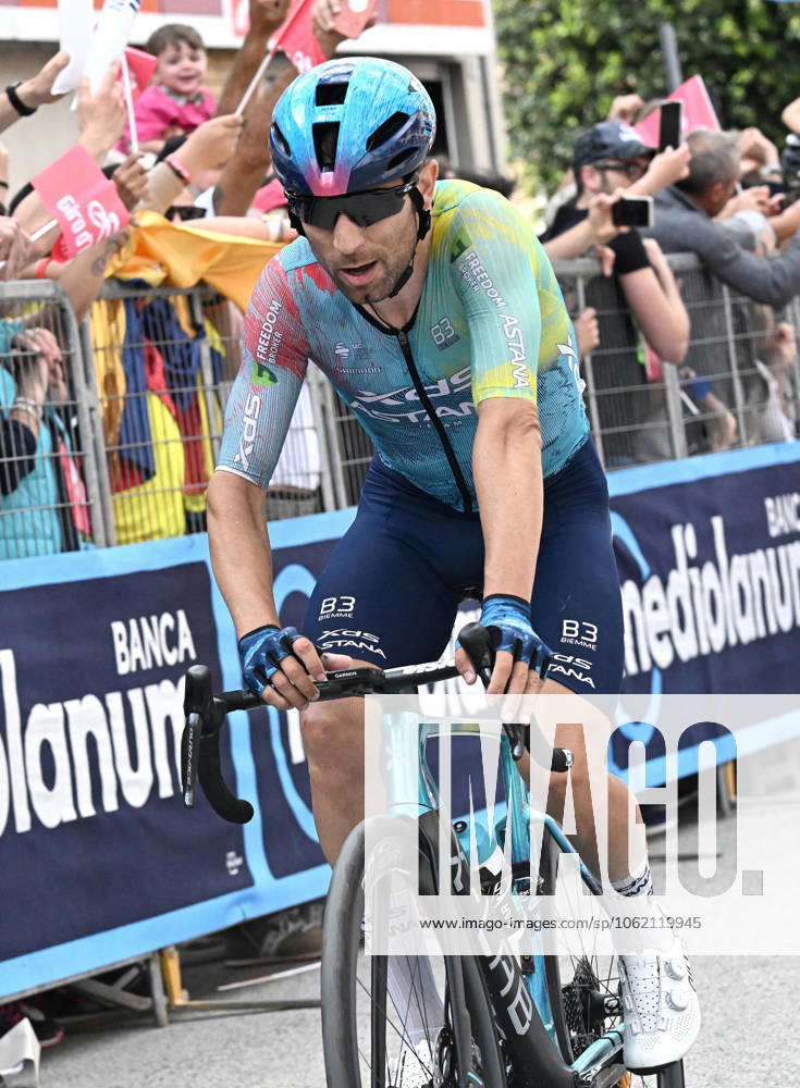 Italian rider Diego Ulissi of Xds Astana Team after crossing the finish line and take the pink jersey, during the 8th stage of the Giro d Italia cycling tour over 197 km from Giulianova to Castelraimondo. Castelraimondo, Italy, 17 May 2025. ANSA LUCA ZENNARO. Giro D Italia Cycling Race - Stage 8 - ZUMAa110 20250517_zaf_a110_108