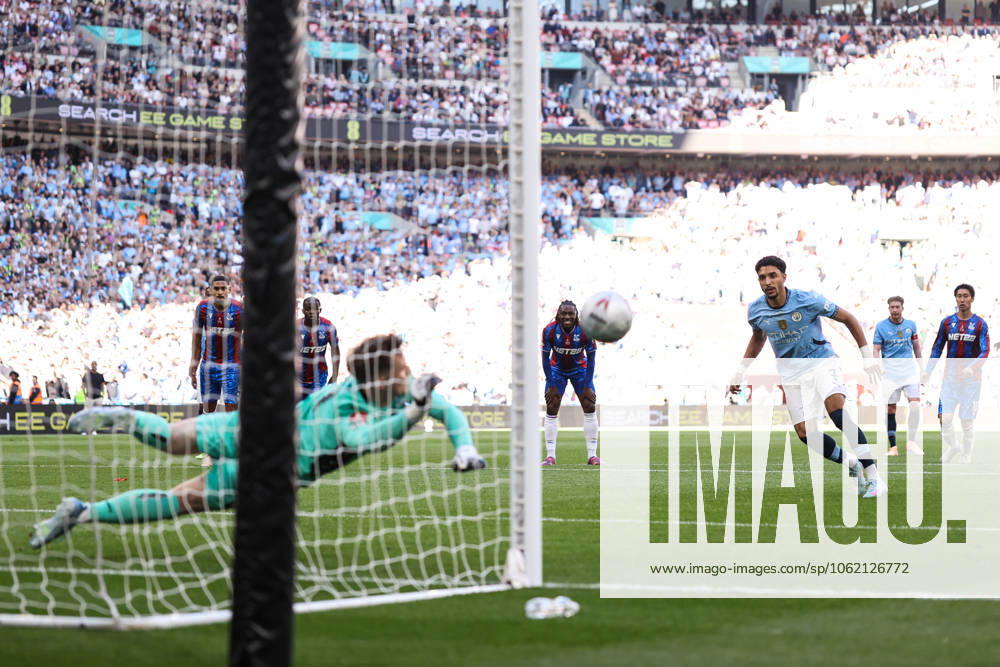 Crystal Palace gegen Manchester City 17. Mai 2025, London FA-Cup-Finale Crystal Palace gegen Manchester City Crystal Palace-Torwart Dean Henderson pariert einen Elfmeter von Omar Marmoush von Manchester City Foto Jacques Feeney Abseits London UK