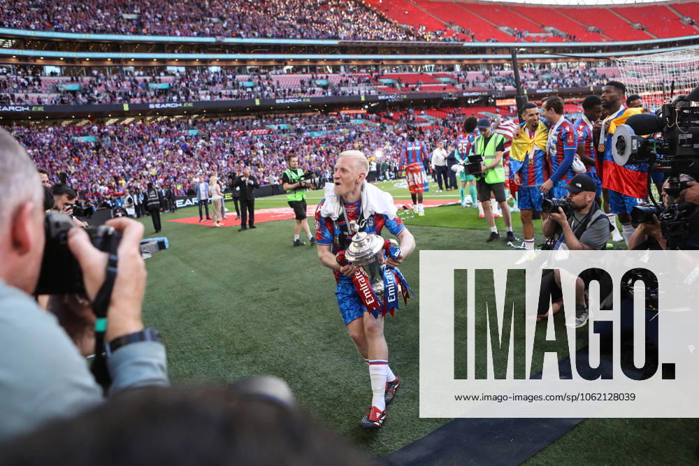 Crystal Palace gegen Manchester City 17. Mai 2025, London FA Cup Finale Crystal Palace gegen Manchester City Will Hughes von Crystal Palace feiert mit dem FA Cup Foto Jacques Feeney Offside London UK