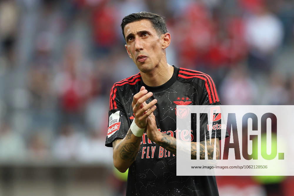 Braga, Portugal 17 05 2025 Liga Portugal Betclic Sporting Clube de Braga SL Benfica v l , Angel di Maria S L Benfica has tears in his eyes, thanks the fans, thanks team after the match, after the match thanks the fans, applauds the fans, says goodbye