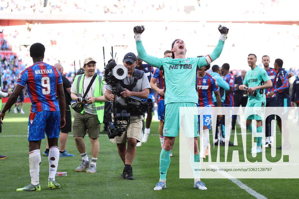 Crystal Palace gegen Manchester City 17. Mai 2025, London FA Cup Finale Crystal Palace gegen Manchester City Crystal Palace Torhüter Dean Henderson feiert den Sieg Foto Jacques Feeney Offside London UK