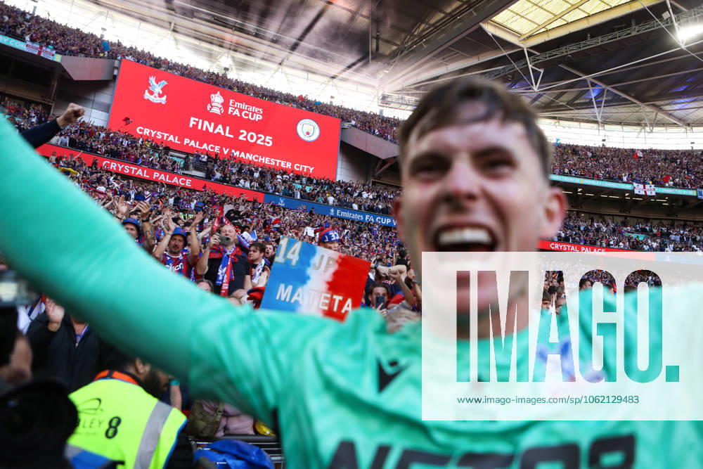 Crystal Palace gegen Manchester City 17. Mai 2025, London FA Cup Finale Crystal Palace gegen Manchester City Crystal Palace Torhüter Dean Henderson feiert den Sieg Foto Jacques Feeney Offside London UK