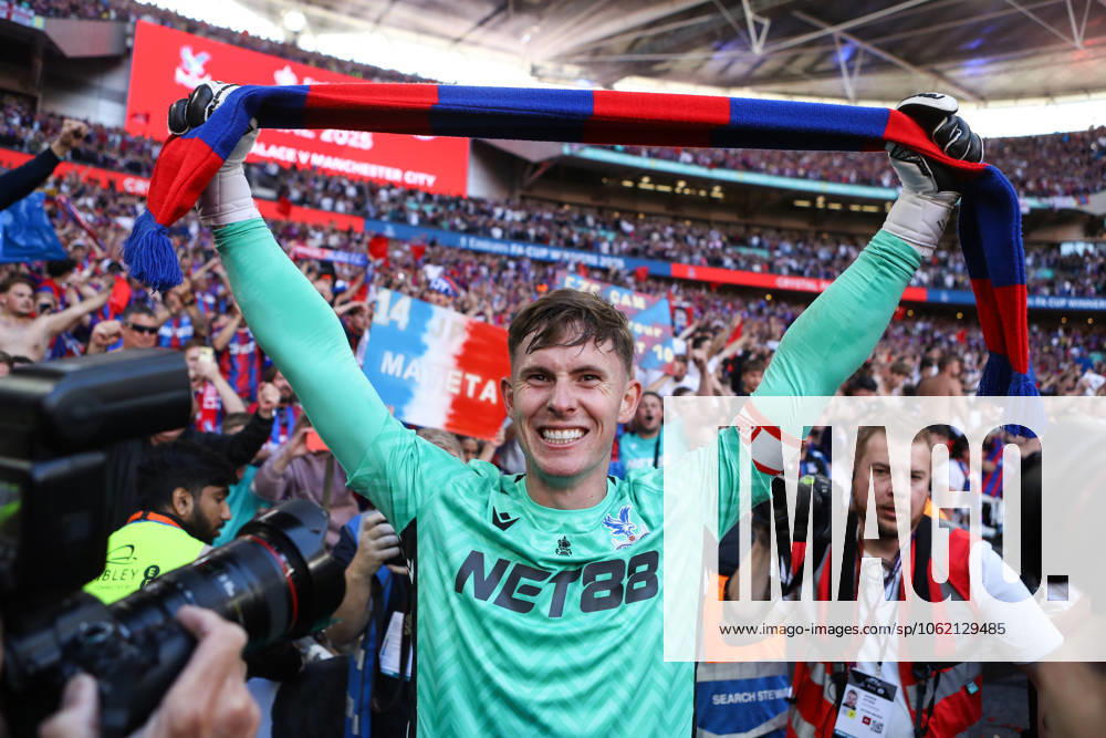 Crystal Palace gegen Manchester City 17. Mai 2025, London FA Cup Finale Crystal Palace gegen Manchester City Crystal Palace Torhüter Dean Henderson feiert den Sieg Foto Jacques Feeney Offside London UK