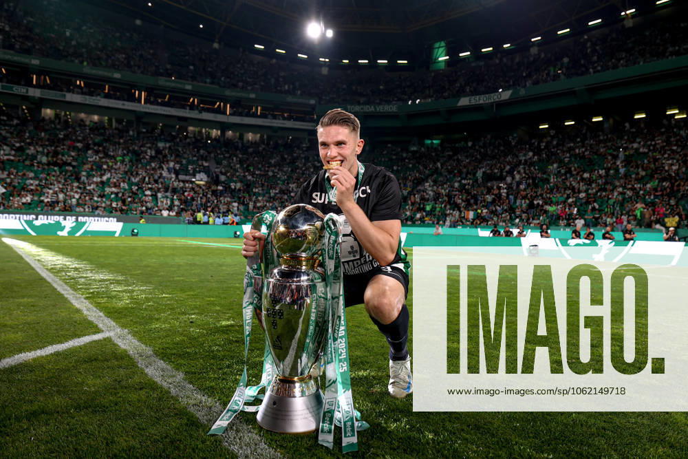 Sporting CP v Vitoria Guimaraes - Liga Portugal Betclic 2024 2025 Viktor Gyokeres, forward of Sporting CP, celebrates with the trophy after winning during the Liga Portugal Betclic match between Sporting CP and Vitoria SC at Estadio Jose de Alvalade in Lisbon, Portugal, on May 17, 2025. Lisbon Lisboa Portugal