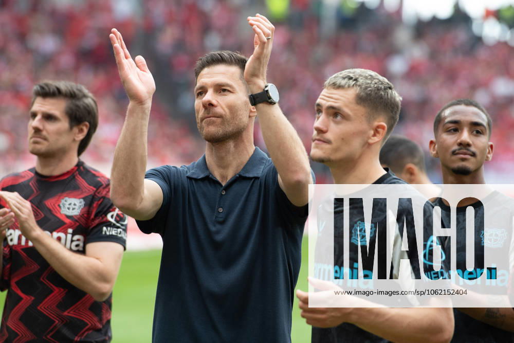 Final cheer coach Xabi Xabier ALONSO LEV and Florian WIRTZ LEV Cheers, jubilation, joy, cheers, 1 FSV Mainz 05 MZ Bayer Leverkusen LEV 2 2 Football 1 Bundesliga season 2024 2025, 34 Matchday, Matchday34, on 17 05 2025, MEWA Arena Mainz Â
