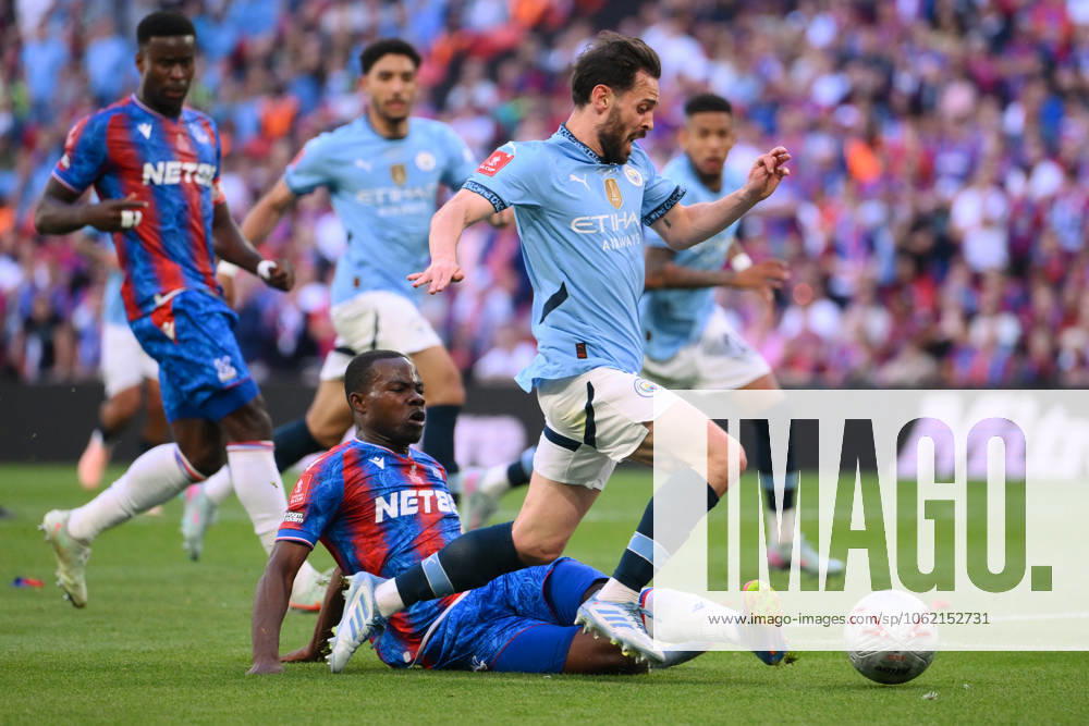 Football - 2024 2025 Emirates FA Cup - Final - Crystal Palace vs Manchester City - Wembley Stadium - Saturday 17th May 2025. Manchester City s Bernardo Silva fouled by Crystal Palace s Tyrick Mitchell leading to a penalty missed by Omar Marmoush. COLORSPORT Ashley Western