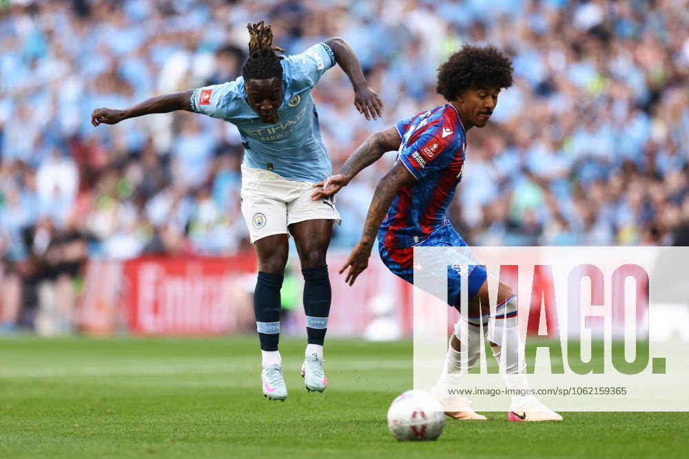 Crystal Palace gegen Manchester City 17. Mai 2025, London FA Cup Finale Crystal Palace gegen Manchester City Jeremy Doku von Manchester City und Chris Richards von Crystal Palace Foto Jacques Feeney Abseits London UK