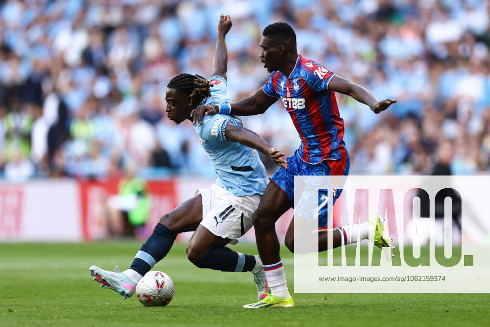 Crystal Palace gegen Manchester City 17. Mai 2025, London FA Cup Finale Crystal Palace gegen Manchester City Jeremy Doku von Manchester City und Ismaila Sarr von Crystal Palace Foto Jacques Feeney Abseits London UK