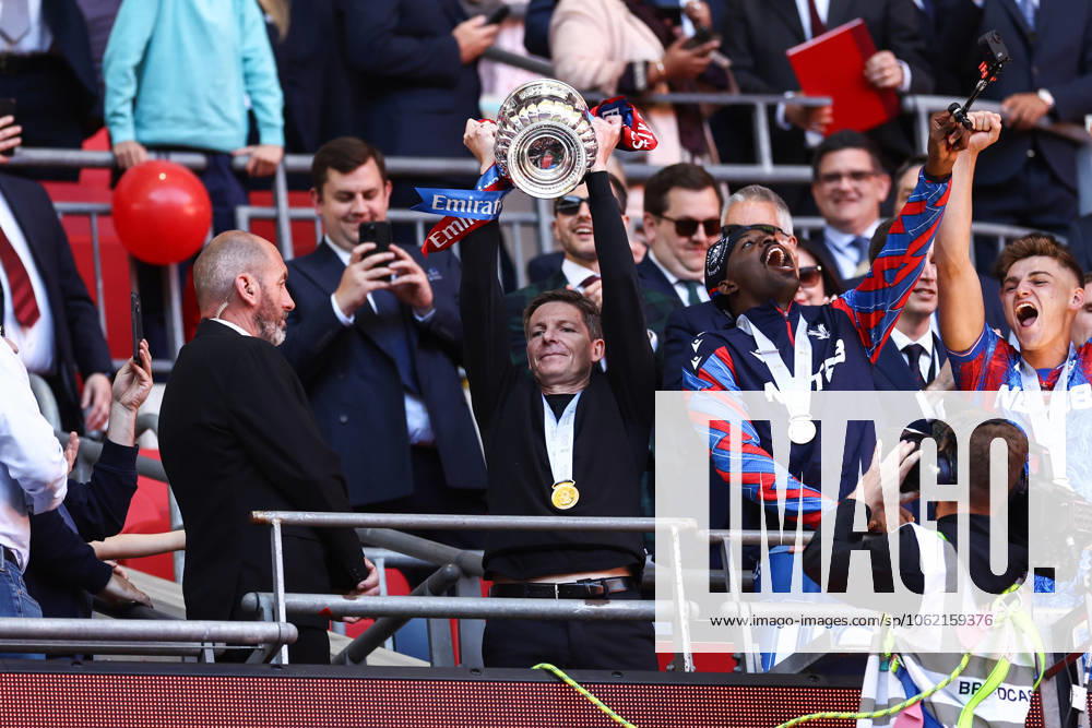 Crystal Palace gegen Manchester City 17. Mai 2025, London FA-Cup-Finale Crystal Palace gegen Manchester City Crystal Palace-Manager Oliver Glasner feiert mit dem FA-Cup Foto Jacques Feeney Abseits London UK