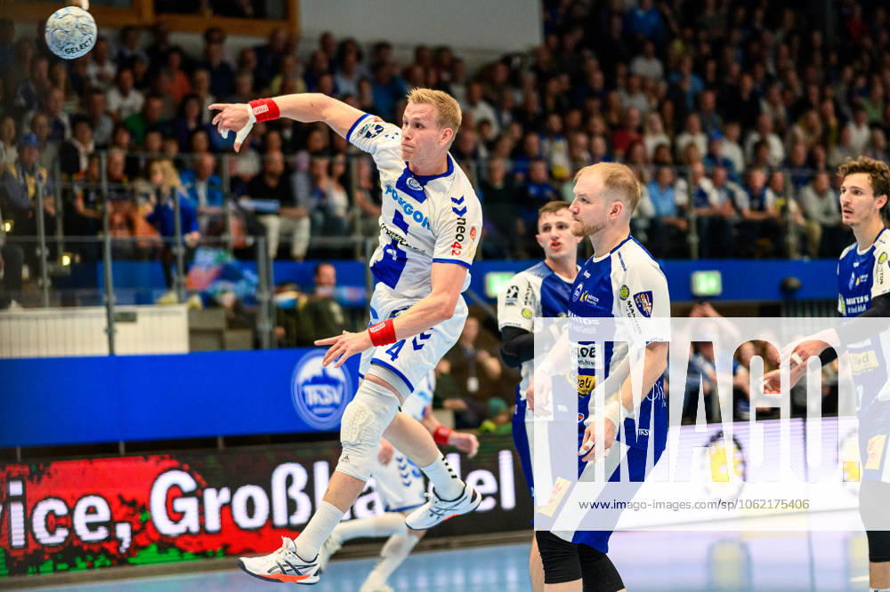 Ellidi Snaer Vidarsson Kreislaeufer, VfL Gummersbach, 4 , Peter Walz ThSV Eisenach, 14 GER, Thuringia, ThSV Eisenach vs VfL Gummersbach, Handball, Daikin 1 Handballbundesliga, Matchday 30, Season 2024 2025, Sunday, 18 05 2025, 16 30 GER, Thuringia, ThSV Eisenach v VfL Gummersbach, Handball, Daikin 1 Handball Bundesliga, Matchday 30, 2024 2025 season, Sunday, 18 05 2025, 16 30 Eisenach