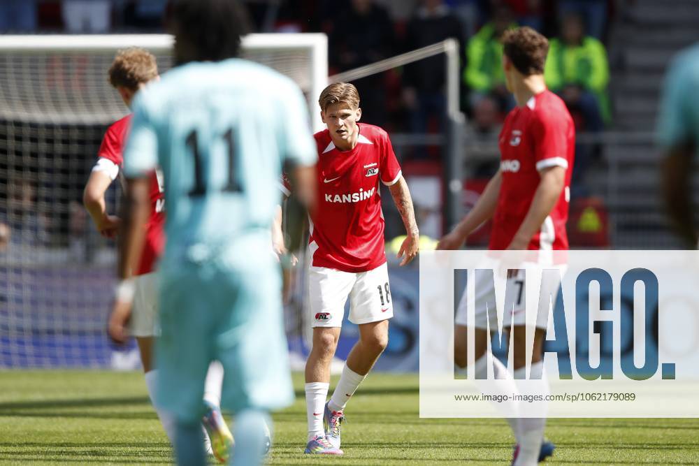 ALKMAAR - (l-r) Sven Mijnans of AZ Alkmaar, David Moller Wolfe of AZ Alkmaar celebrate 1-1 during the Dutch Eredivisie match between AZ Alkmaar and Almere City FC at AFAS stadium on May 18, 2025 in Alkmaar, Netherlands. ANP BART STOUTJESDIJK Dutch Eredivisie 2024 25 ANPxSportx IVx 527914693 originalFilename: 527914693
