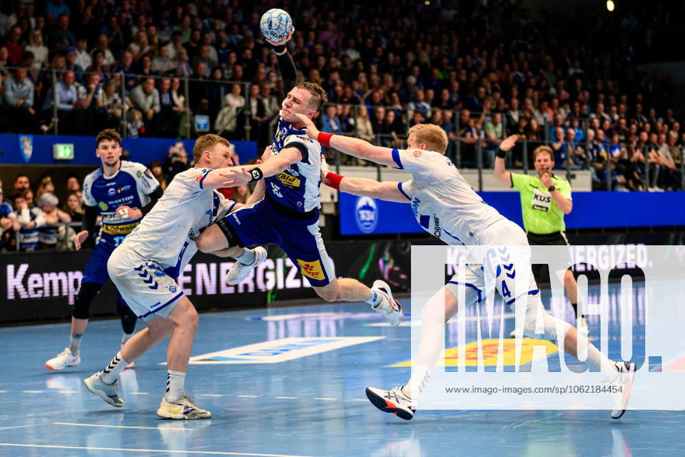 Kristjan Horzen Kreislaeufer, VfL Gummersbach, 27 , Ellidi Snaer Vidarsson Kreislaeufer, VfL Gummersbach, 4 , Simone Mengon ThSV Eisenach, 15 GER, Thuringia, ThSV Eisenach v VfL Gummersbach, Handball, Daikin 1 Handballbundesliga, 30 Matchday, Season 2024 2025, Sunday, 18 05 2025, 16 30 GER, Thuringia, ThSV Eisenach v VfL Gummersbach, Handball, Daikin 1 Handball Bundesliga, 30 Matchday, Season 2024 2025, Sunday, 18 05 2025, 16 30 Eisenach