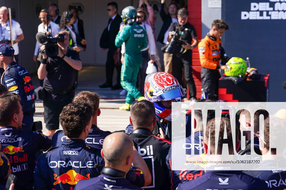 MOTORI - Formula 1 - AWS Gran Premio del Made in Italy e dell Emilia Romagna 2025 - Race Max Verstappen (NED) - Oracle Red Bull Racing - Red Bull RB21 - Honda RBPT celebrating victory with his team after Formula 1 AWS Gran Premio del Made in Italy e dell Emilia Romagna 2025 - Autodromo Enzo e Dino Ferrari, Imola (BO) Italy from 15th to 18th May 2025, Imola Italy