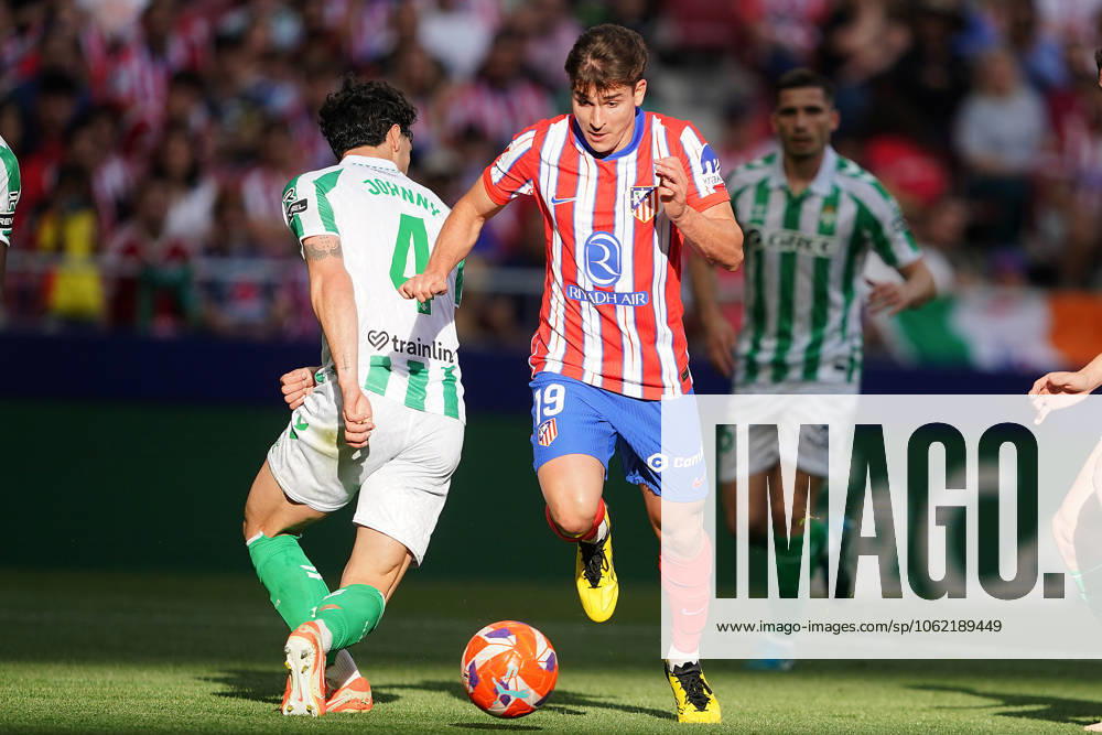 ATLETICO DE MADRID v REAL BETIS BALOMPIE. LA LIGA 2024 2025. ROUND 37. Atletico de Madrid s Julian Alvarez (r) and Real Betis Balompie s Johnny Cardoso during La Liga match. May 18, 2025. (ALTERPHOTOS Acero) MadridSpain