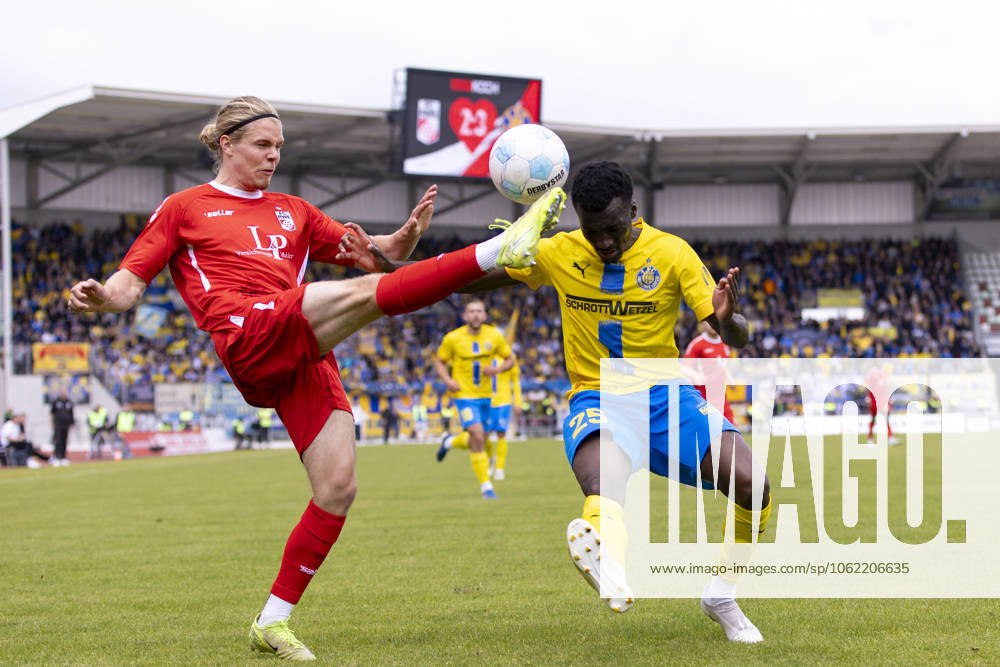 Regionalliga Nordost FC Rot Weiß Erfurt vs 1 FC Lok Leipzig Erfurt 18 05 2025 Tino Kurt Kaufmann 36 FC Rot Weiß Erfurt vs Abou Dramane Ballo 25 1 FC Lokomotive Leipzig Regionalliga Nordost FC Rot Weiß Erfurt vs 1 FC Lok Leipzig Steigerwaldstadion Erfurt 18 05 2025