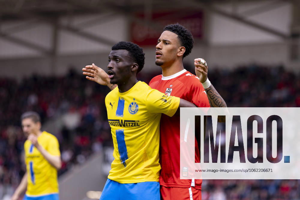 Regionalliga Nordost FC Rot Weiß Erfurt vs 1 FC Lok Leipzig Erfurt 18 05 2025 Abou Dramane Ballo 25 1 FC Lokomotive Leipzig vs Jeremiaha Maluze 30 FC Rot Weiß Erfurt Regionalliga Nordost FC Rot Weiß Erfurt vs 1 FC Lok Leipzig Steigerwaldstadion Erfurt 18 05 2025