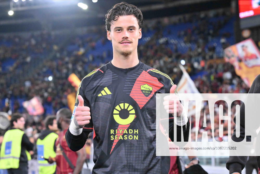 Foto IPP Luciano Adriani Roma 18 05 2025 Campionato di Calcio Serie A 2024 2025 Roma vs Milan Nella foto: il portiere della Roma Mile Svilar a fine gara Italy Photo Press - World Copyright Roma italy Italia ITALY